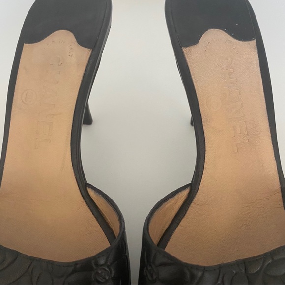 CHANEL kitten heel slip on sandal - Picture 4 of 7